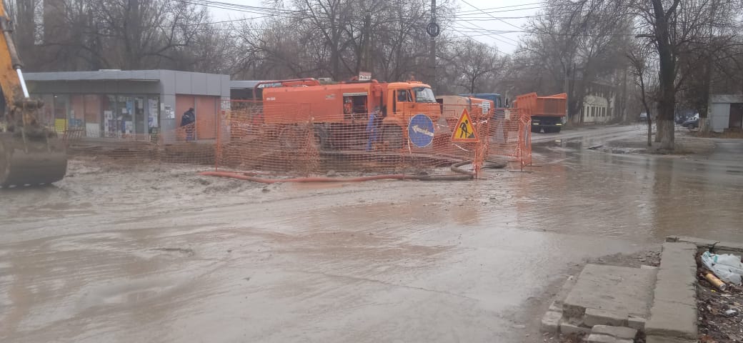 В Тракторозаводском районе Волгограда «Концессии водоснабжения» заменили участок трубопровода